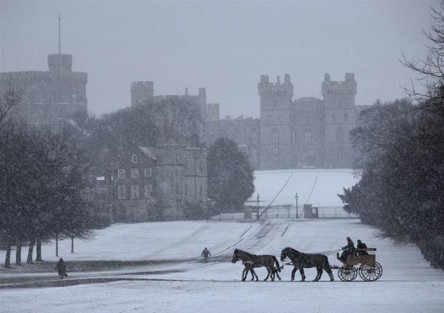 Windsor, Oxford and Avebury's Stone Circle with Traditional Christmas Lunch
