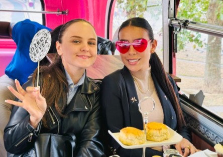 Autobús del té de la tarde londinense Aquí vamos otra vez