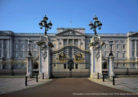 London Walking Tour: Guard Change, Thames Cruise & Optional Tower of London