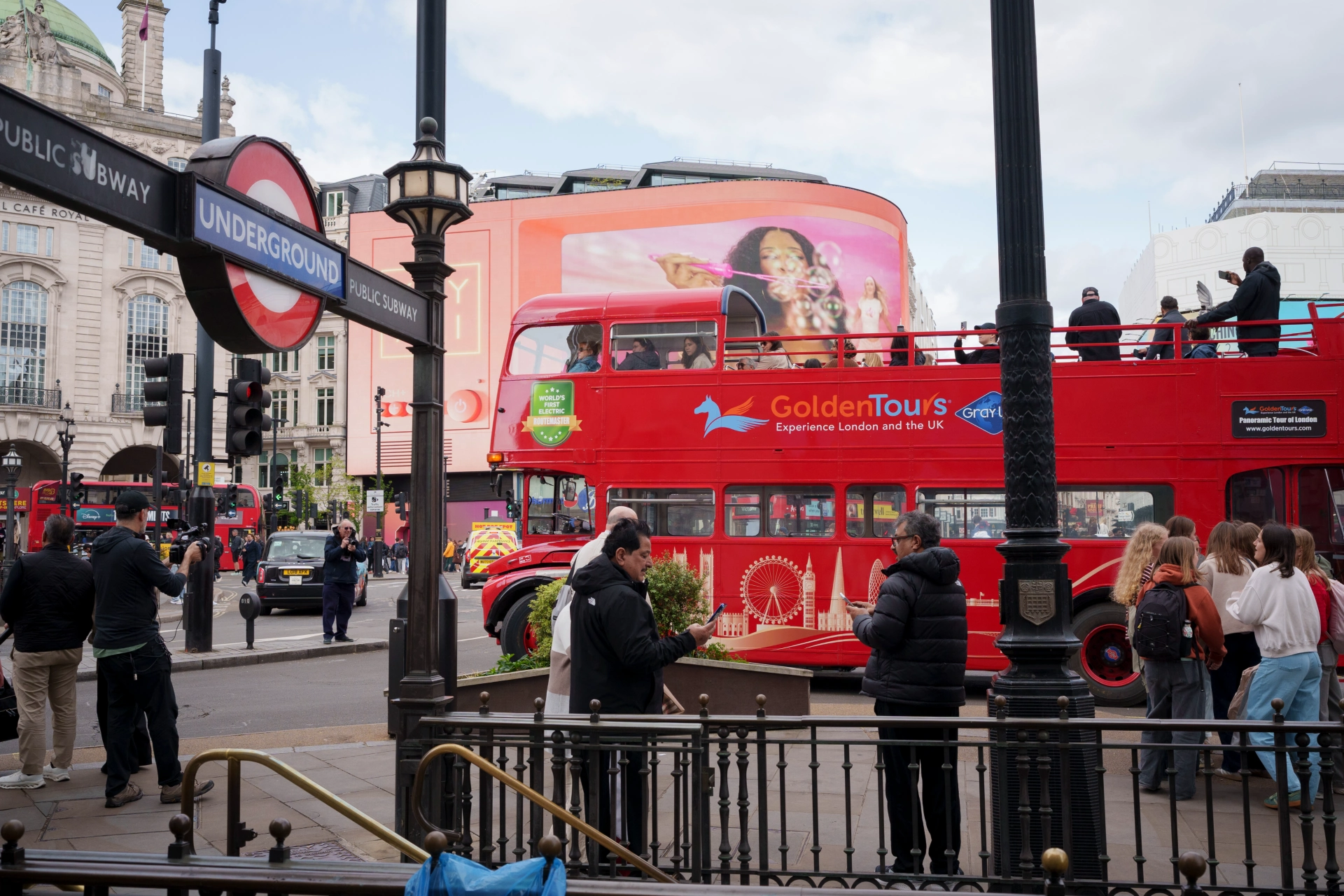 London Electric Routemaster Bus Tour with Live Guide