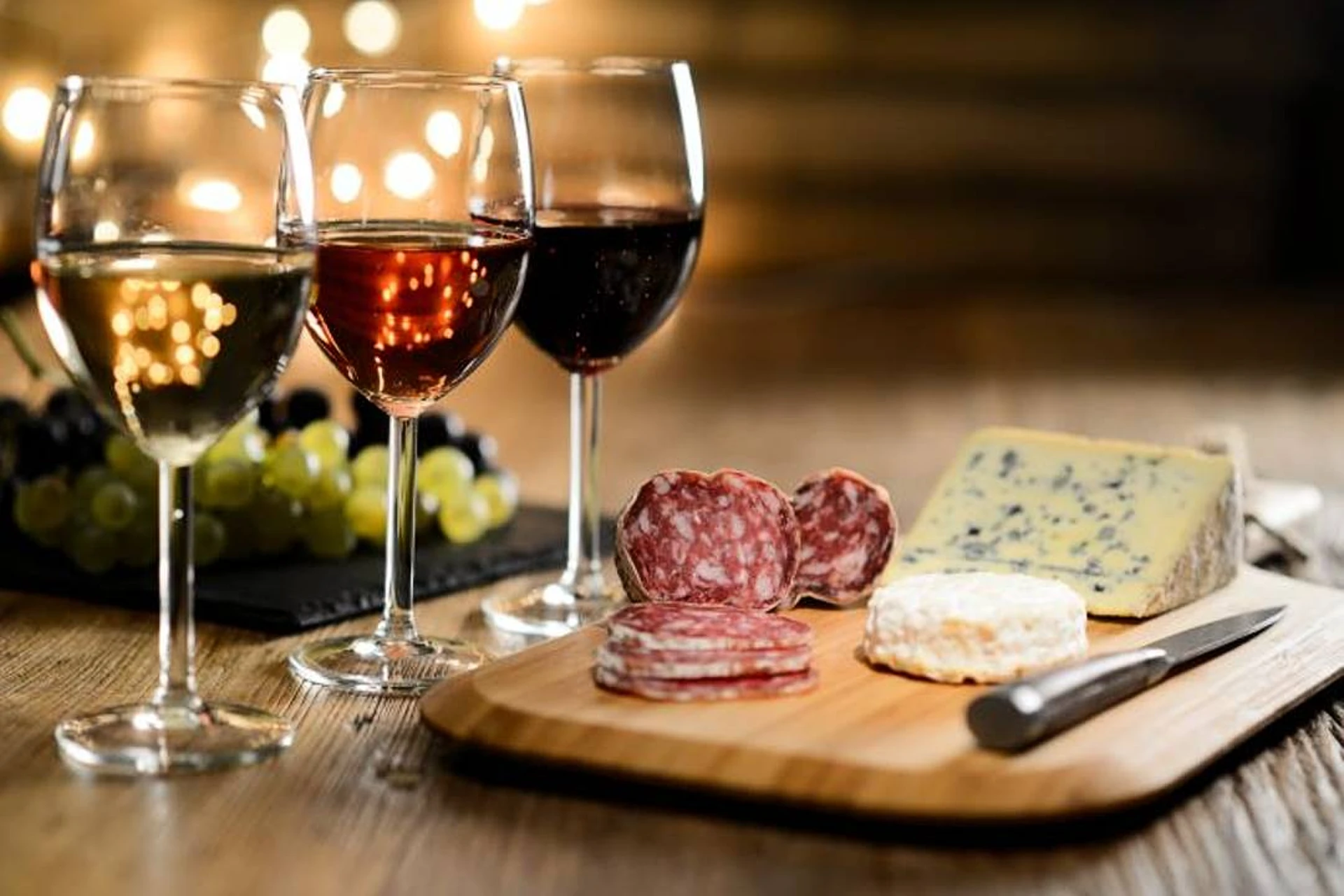 Escorted Tour of Paris with Louvre, Notre Dame & Lunch at Eiffel Tower or Le Bistro