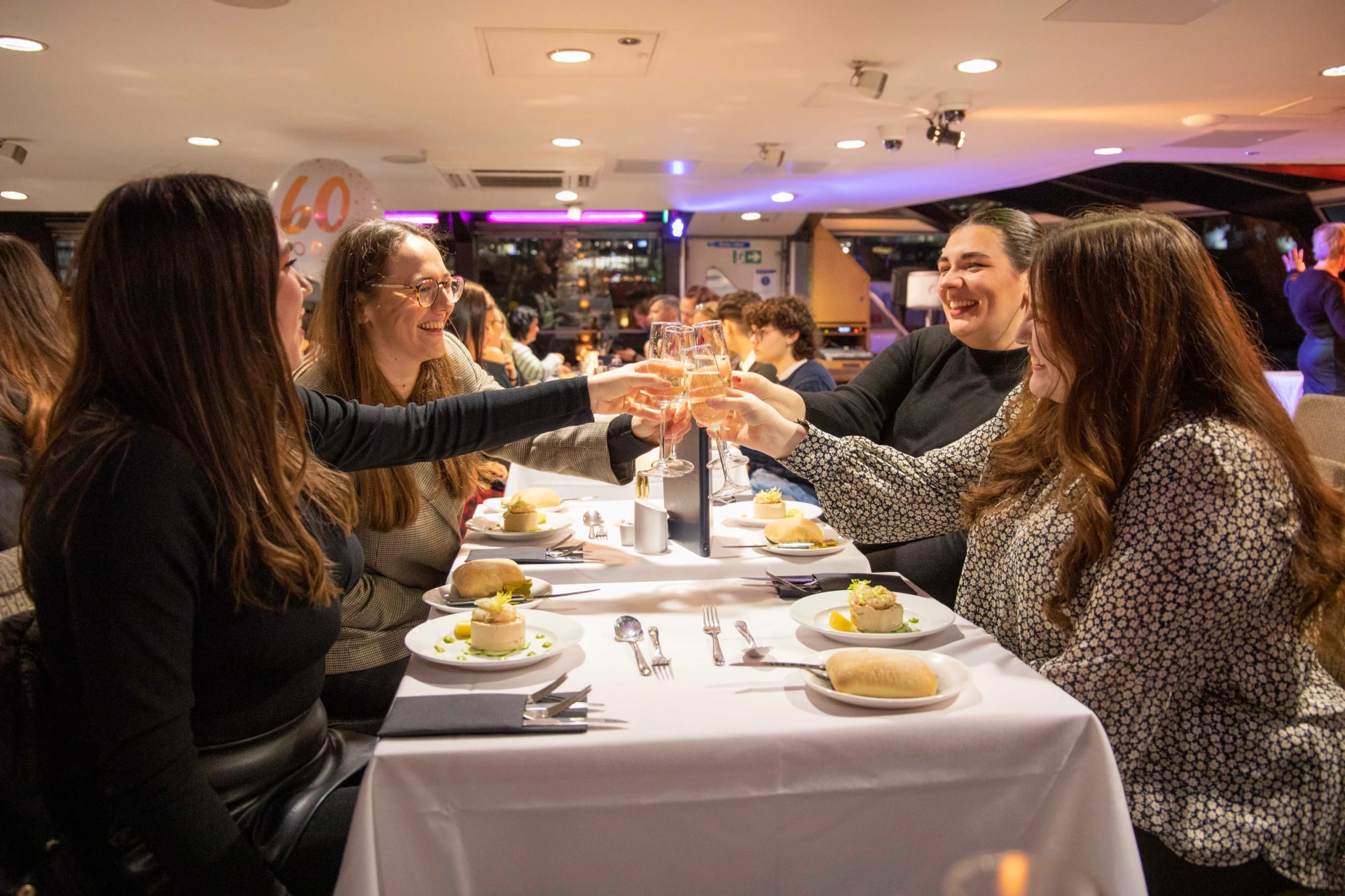 Murder Mystery Night on the River Thames with Dinner and Drink