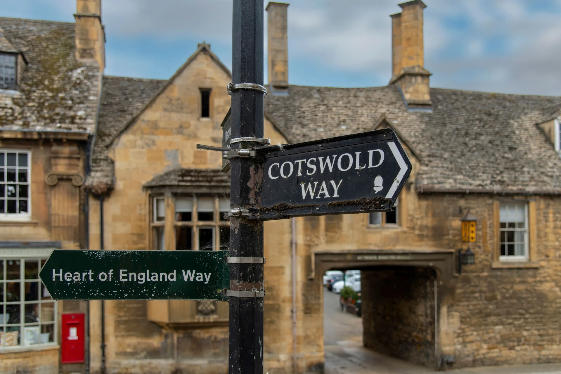 Blenheim Palace Day Tour with Cotswolds or Churchill War Rooms from London