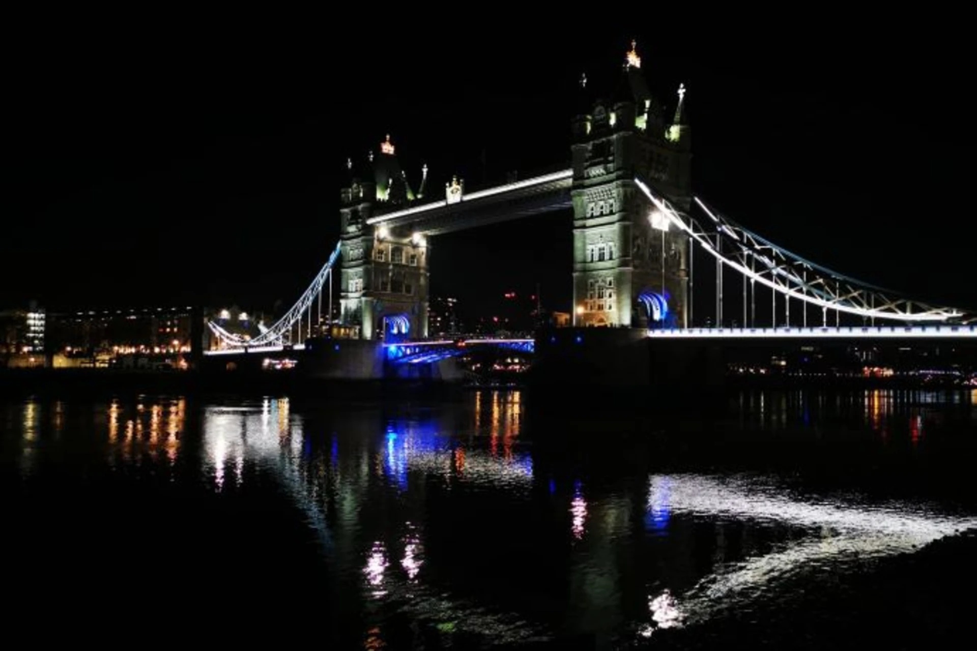 New Year’s Eve Dinner & Thames Cruise with Fireworks aboard the Silver Bonito