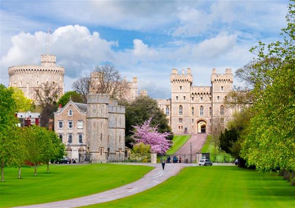 Small Group Tour of Windsor Town Bath and Stonehenge with Entries