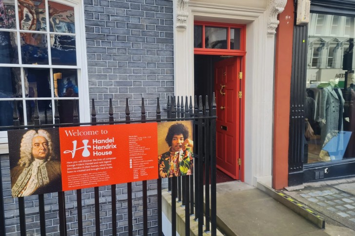 Rock ‘n’ Roll Beatles Private Black Cab Tour with Hotel Pick Up