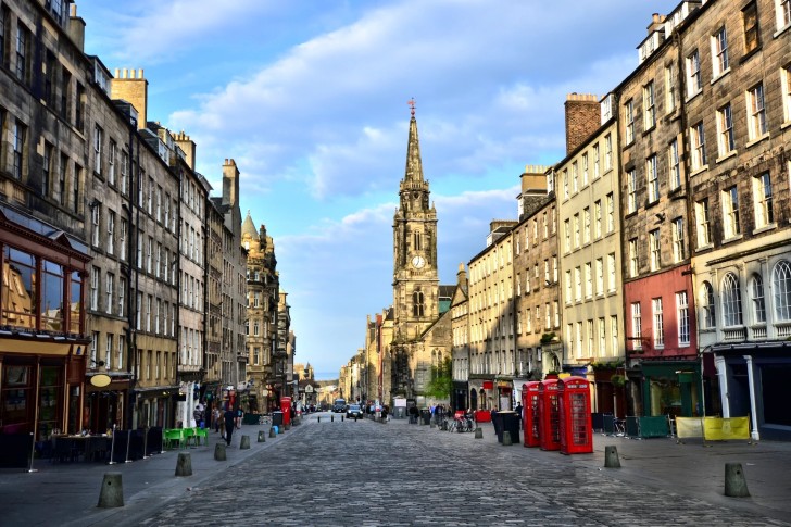 Day Trip to Edinburgh with Bus Tour & Edinburgh Castle Entry