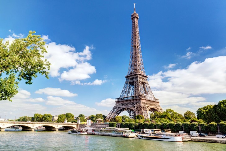 Escorted Tour of Paris with Louvre, Notre Dame & Lunch at Eiffel Tower or Le Bistro