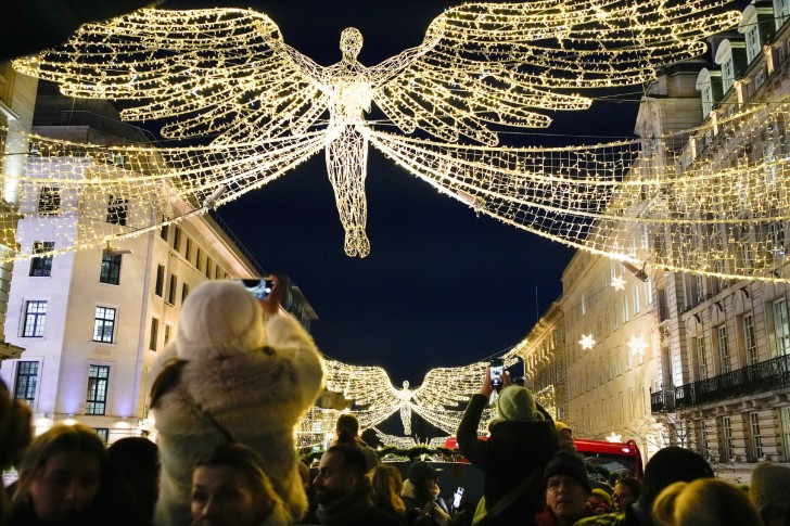Christmas Lights London by Night Tour with Live Guide