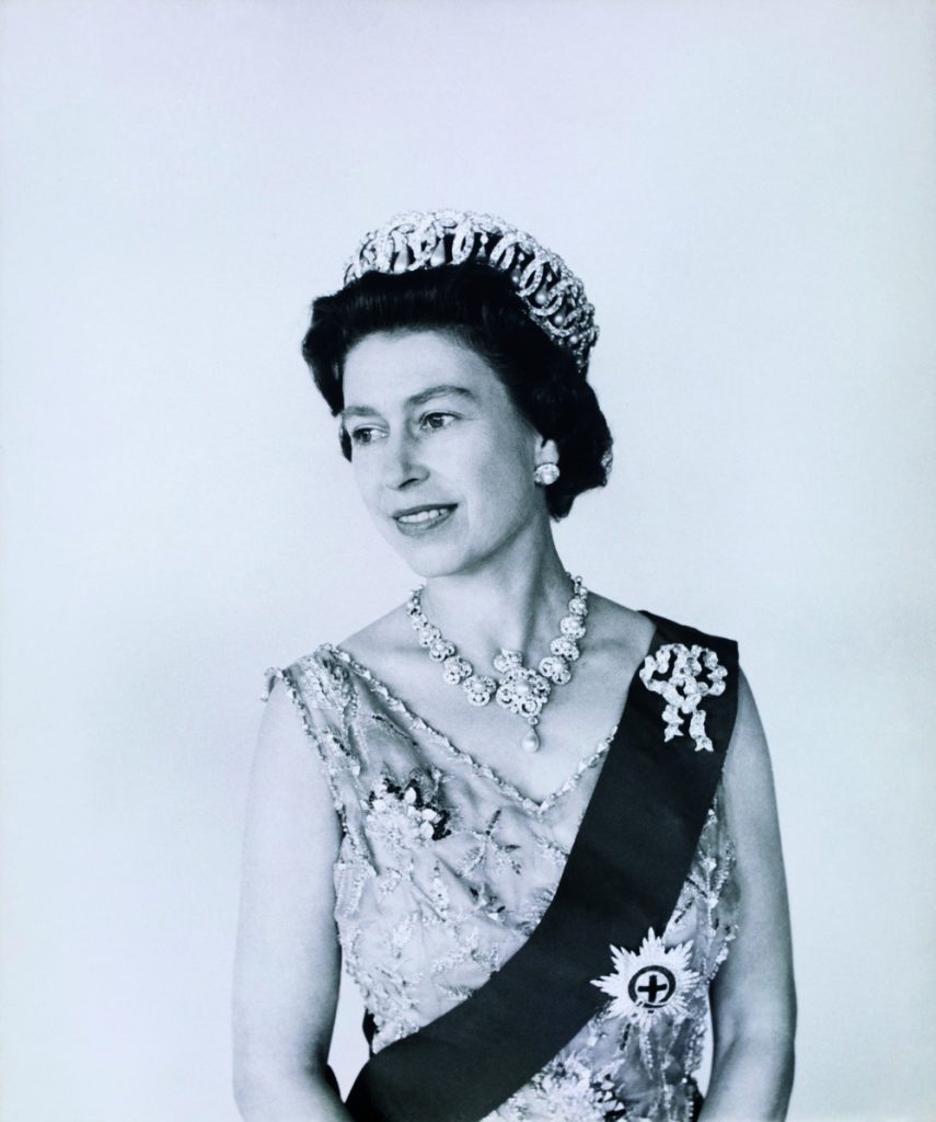 Royal Collection Trust / © Her Majesty Queen Elizabeth II 2016 Queen Elizabeth II, photo Cecil Beaton. UK, 1968